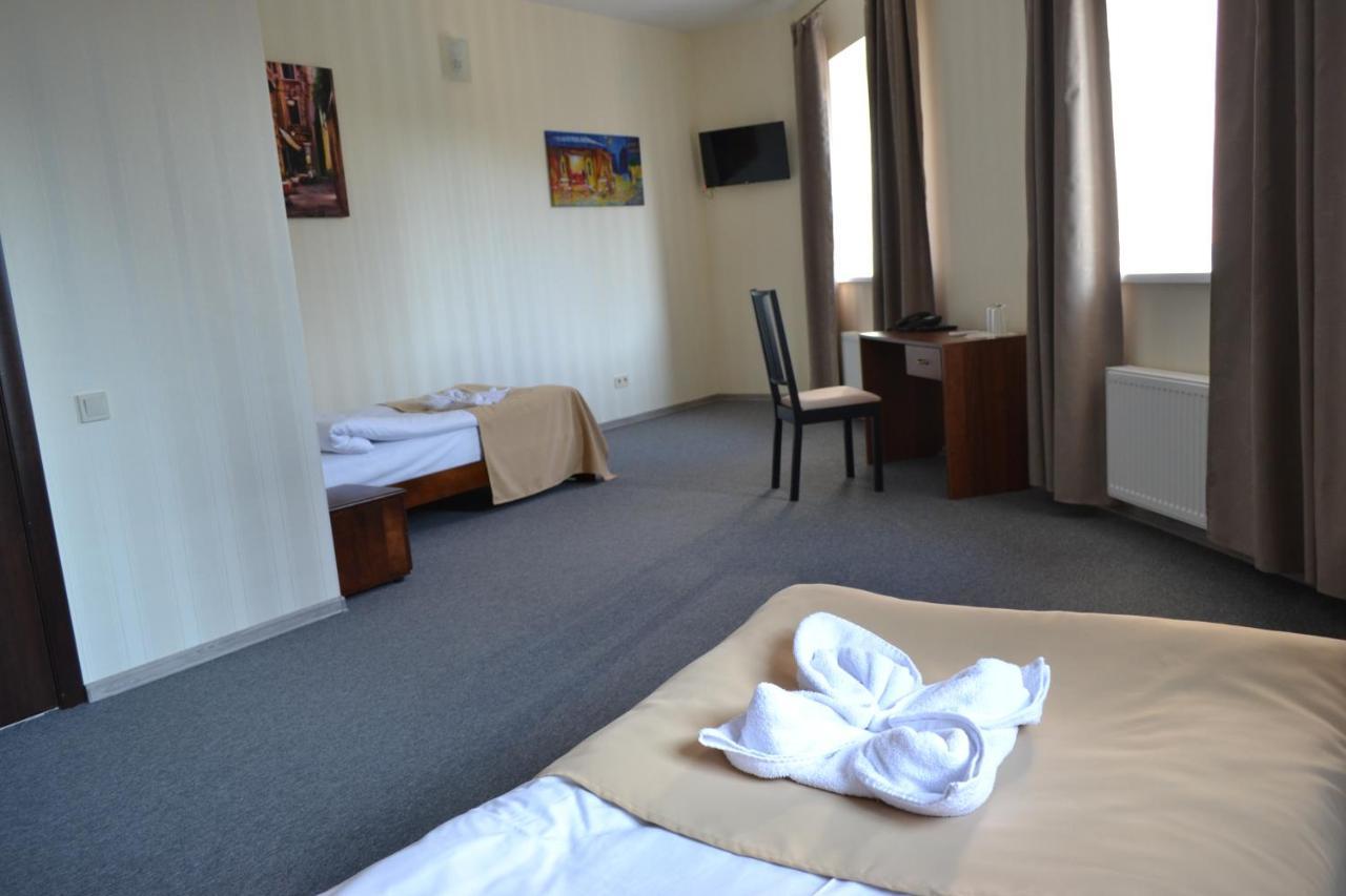 Три Сімки Hotel Vyshhorod Exterior photo